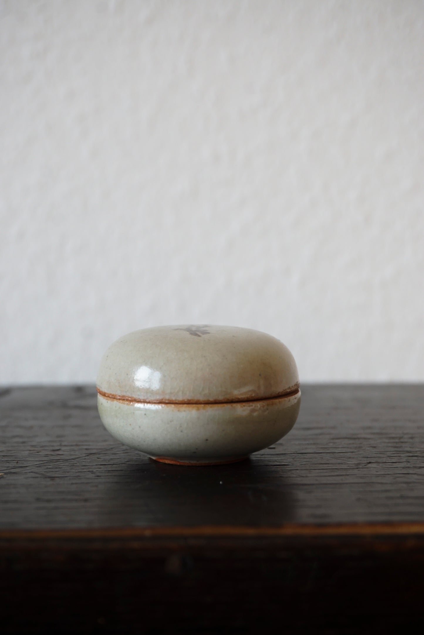 Small lidded vessel (Gray glaze/Iron decoration)